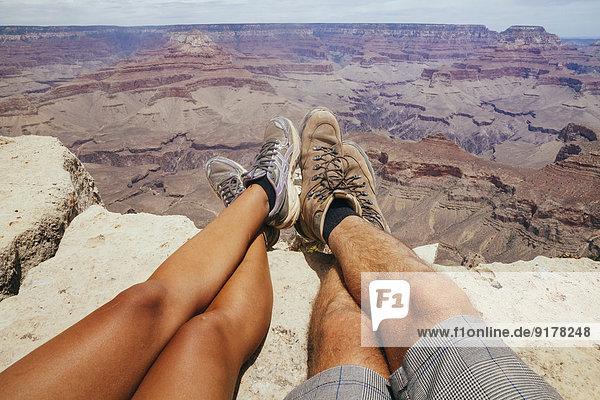 USA  Arizona  Paar genießt die Aussicht auf den Grand Canyon  Teilansicht