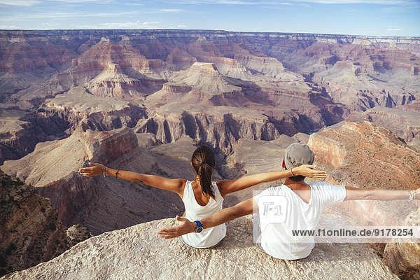 USA  Arizona  Paar genießt die Aussicht auf den Grand Canyon  Rückansicht