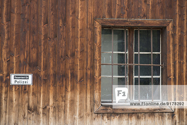 Deutschland  Bayern  Rottach-Egern  Holzhausfassade und Polizeischild