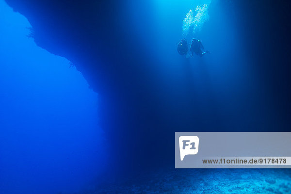 Palau  Pazifischer Ozean  zwei Taucher in Unterwasser-Höhle