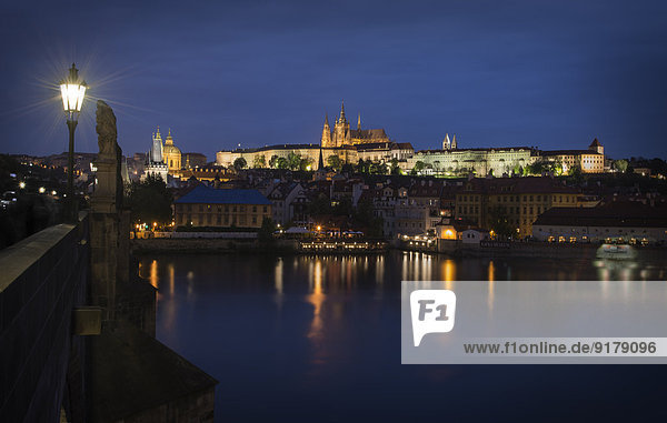 Tschechien  Prag  Blick von der Karlsbrücke auf die Prager Burg bei Nacht