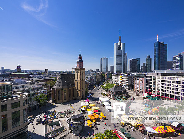 Deutschland  Hessen  Frankfurt  Blick auf Finanzviertel mit Commerzbank-Turm  Europäische Zentralbank  Helaba  Taunusturm  Hauptwache und Katharinenkirche