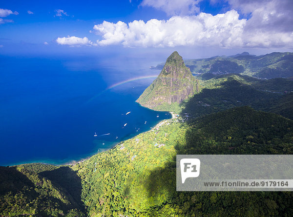 Karibik  Antillen  Kleine Antillen  St. Lucia  Pitons Bay  Luftbild zum Vulkan Petit Piton