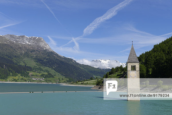 Italien  Südtirol  Vinschgau  Alter Kirchturm von Graun im Reschensee