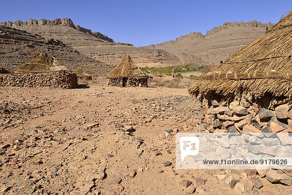 Algerien Tassili N'Ajjjer Nationalpark Traditionelle Zeriba bei Idaran Tuaregdorf im Idaran Canyon