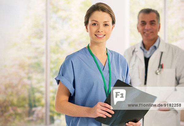 Porträt der lächelnden Krankenschwester mit Röntgenbild