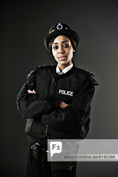 Porträt einer seriösen Polizistin