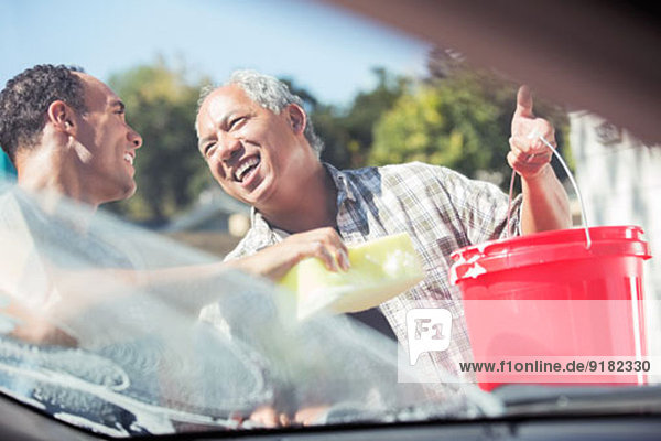 Vater und Sohn waschen Auto