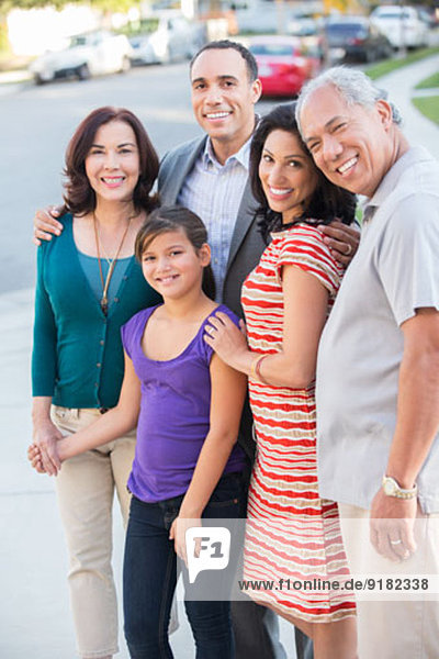 Porträt einer glücklichen Mehrgenerationen-Familie