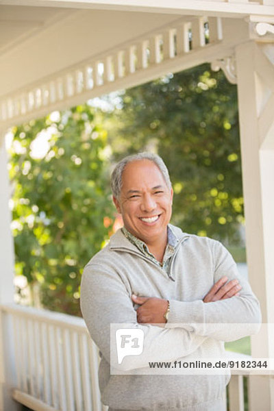 Porträt eines lächelnden Mannes auf der Veranda