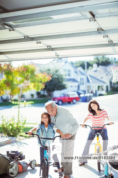 Mehrgenerationen-Familienfahrräder in der Einfahrt