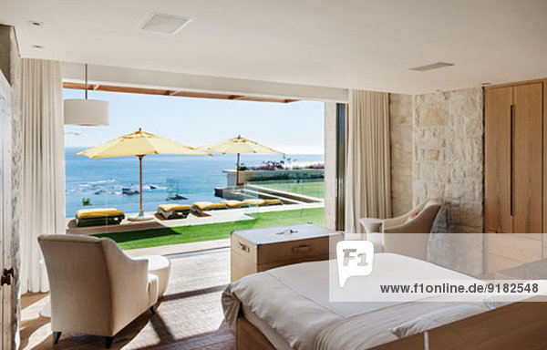 Schlafzimmer mit Blick auf Terrasse und Meer