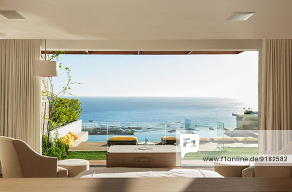 Sonniges Schlafzimmer und Terrasse mit Meerblick