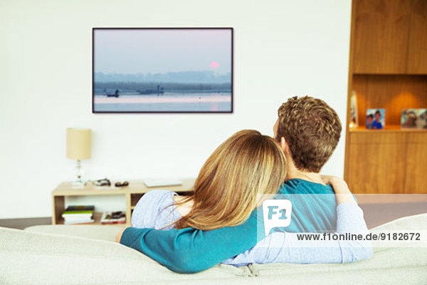 Paar beim Fernsehen im Wohnzimmer