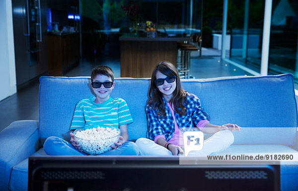 Kinder beim 3D-Fernsehen im Wohnzimmer