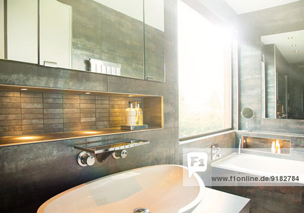 Spiegel und Waschbecken im modernen Bad