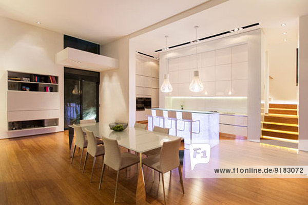 Essbereich und Küche im modernen Haus