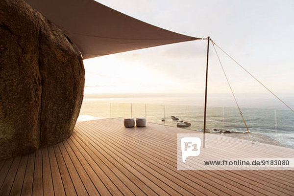 Moderner Balkon mit Blick aufs Meer