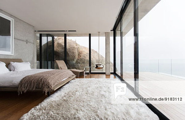 Shag Teppich und Glaswände im modernen Schlafzimmer