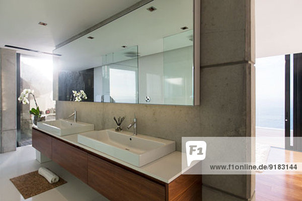 Spülen und Spiegel im modernen Bad
