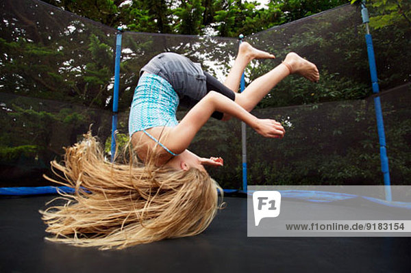 Mädchen springen auf Trampolin im Freien