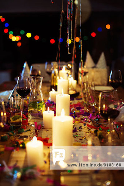 Entzündete Kerzen auf dem Tisch auf der Party