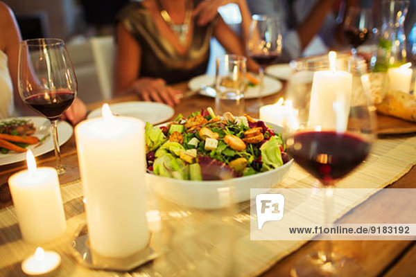 Salatschüssel auf dem Tisch bei der Dinnerparty