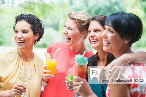 Frauen lächeln gemeinsam auf der Party