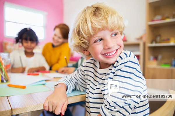 Student lächelt im Klassenzimmer
