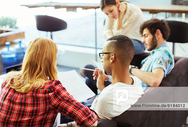 Menschen  die im Büro zusammenarbeiten