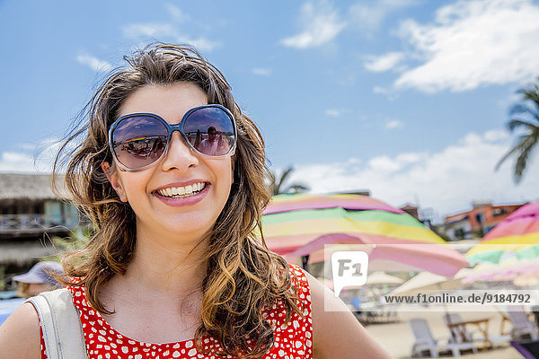 Tropisch Tropen subtropisch Frau lächeln Strand mischen Mixed