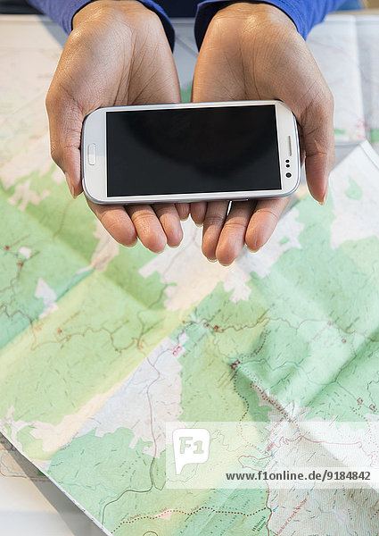Handy Frau über halten Landkarte Karte mischen Mixed
