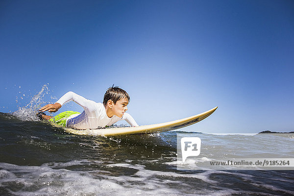 Junge - Person Ozean mischen Mixed Wellenreiten surfen