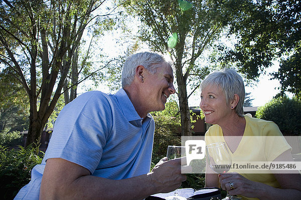 Außenaufnahme Senior Senioren Europäer Wein trinken freie Natur