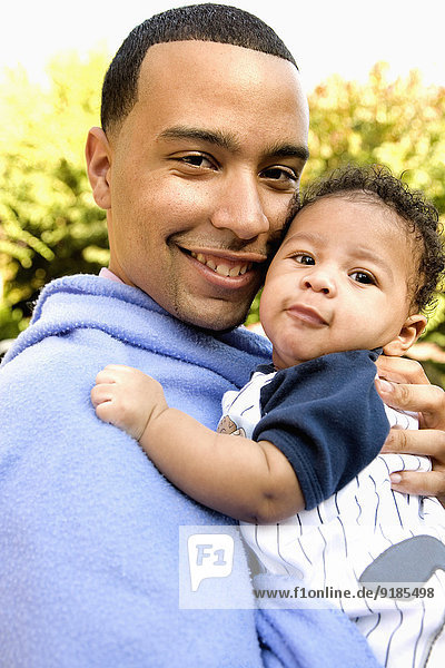 lächeln Menschlicher Vater halten Baby