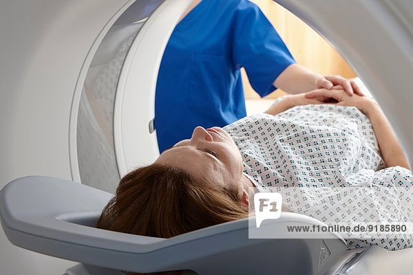 Frau im CT-Scanner