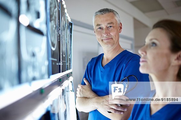 Portrait von Radiologen mit Hirnscans