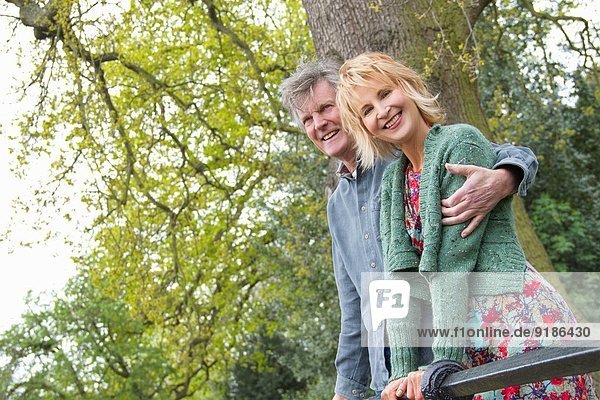 Porträt eines lächelnden erwachsenen Paares im Park