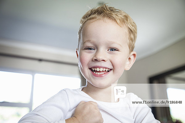 Porträt eines lächelnden dreijährigen Jungen