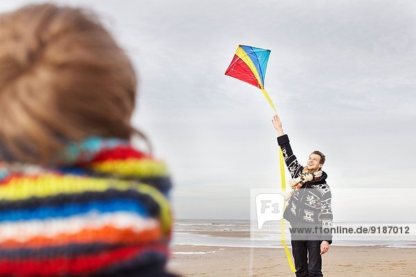 Mittlerer Erwachsener Mann und Sohn mit Drachen am Strand  Bloemendaal aan Zee  Niederlande