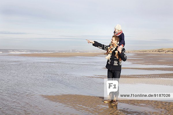 Mittlerer Erwachsener Mann  der seine Tochter am Strand reitet  Bloemendaal aan Zee  Niederlande