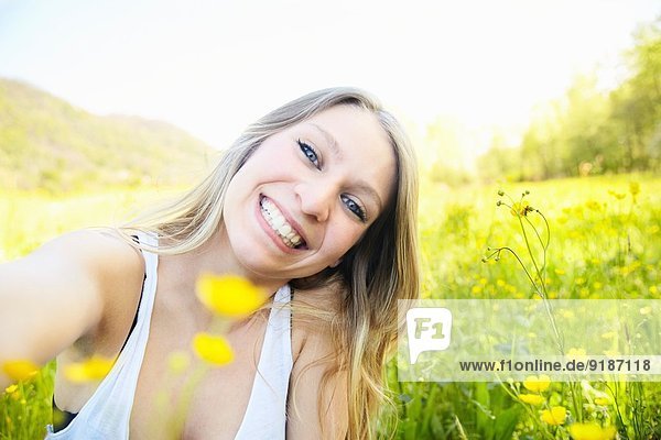 Junge Frau mit blonden Haaren lächelnd  Portrait