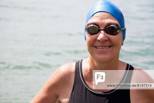Nahaufnahme Porträt einer älteren Schwimmerin im Meer