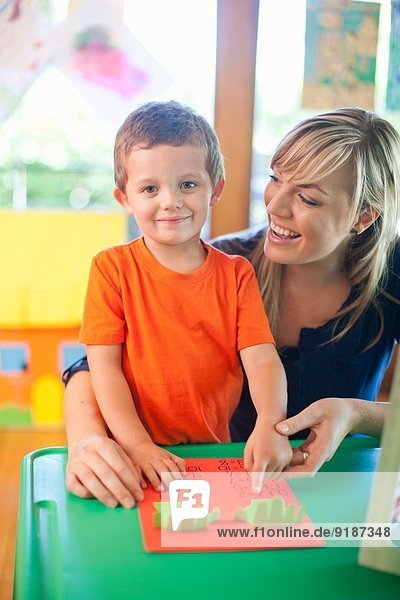 Porträt von Jungen und Lehrern im Kindergarten