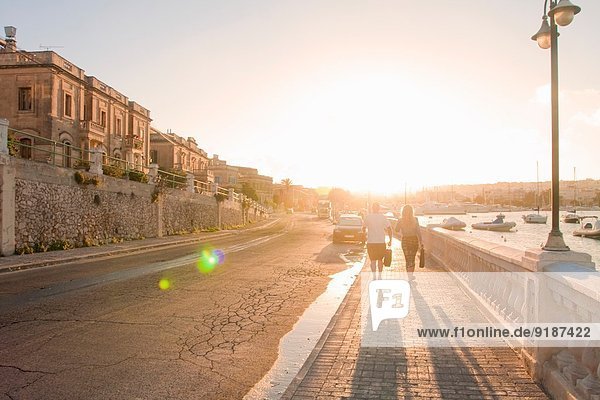 Pärchen bei Sonnenuntergang am Hafen entlang,  Ta' Xbiex,  Gzira,  Malta