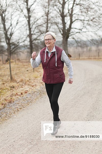 Senior Senioren Frau joggen