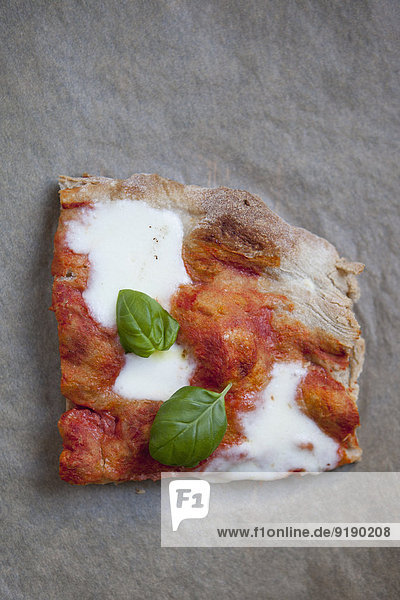 Pizza mit Mozzarella und Basilikum im hohen Winkel