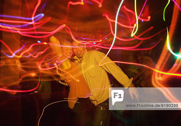 Pärchen tanzen zusammen im Nachtclub