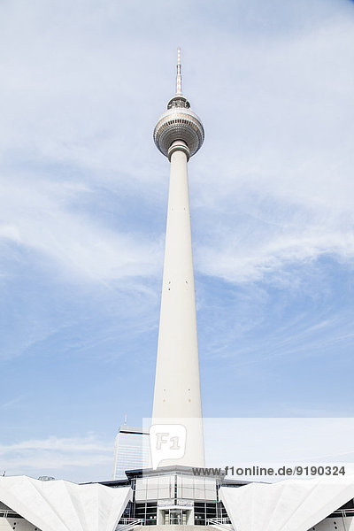 Tiefblick auf den Kommunikationsturm bei bewölktem Himmel  Alexanderplatz  Berlin  Deutschland