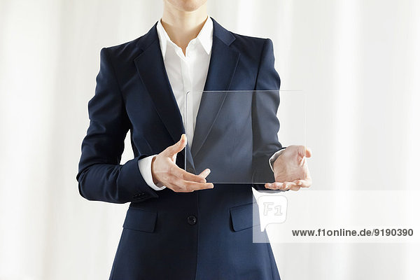 Geschäftsfrau zeigt Blank Transparentes Elektronisches Digitales Tablett